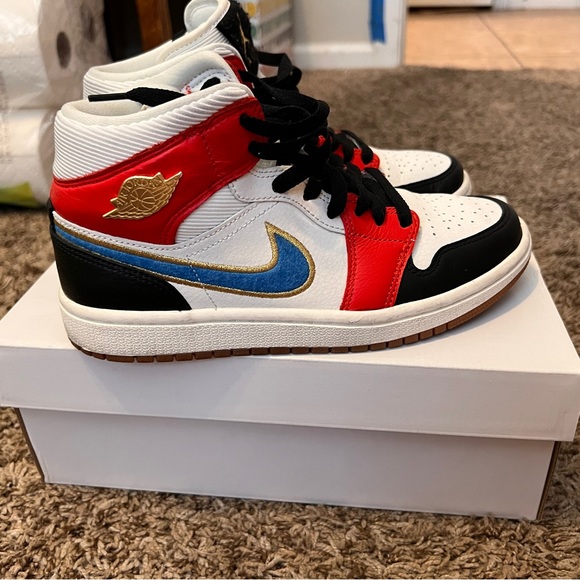 WOMENS AIR JORDAN 1 MID SE - Picture 6 of 9